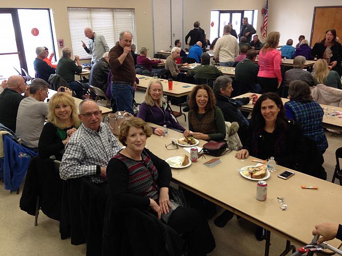 Laurie, Mike & Lynn(l), Bruce, Janet, Gladys & Lisa(r)